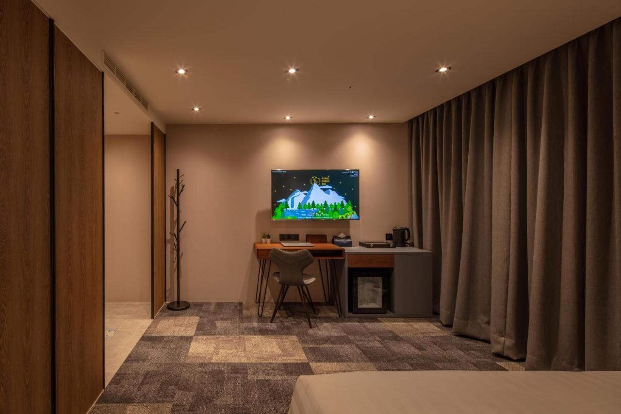 Roaders Plus Hotel - Theme Taipei Exterior photo